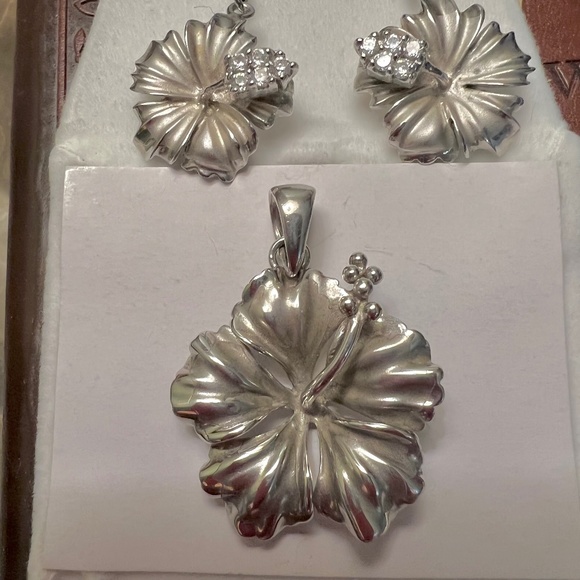 Sterling silver earrings and pendant - Picture 1 of 1